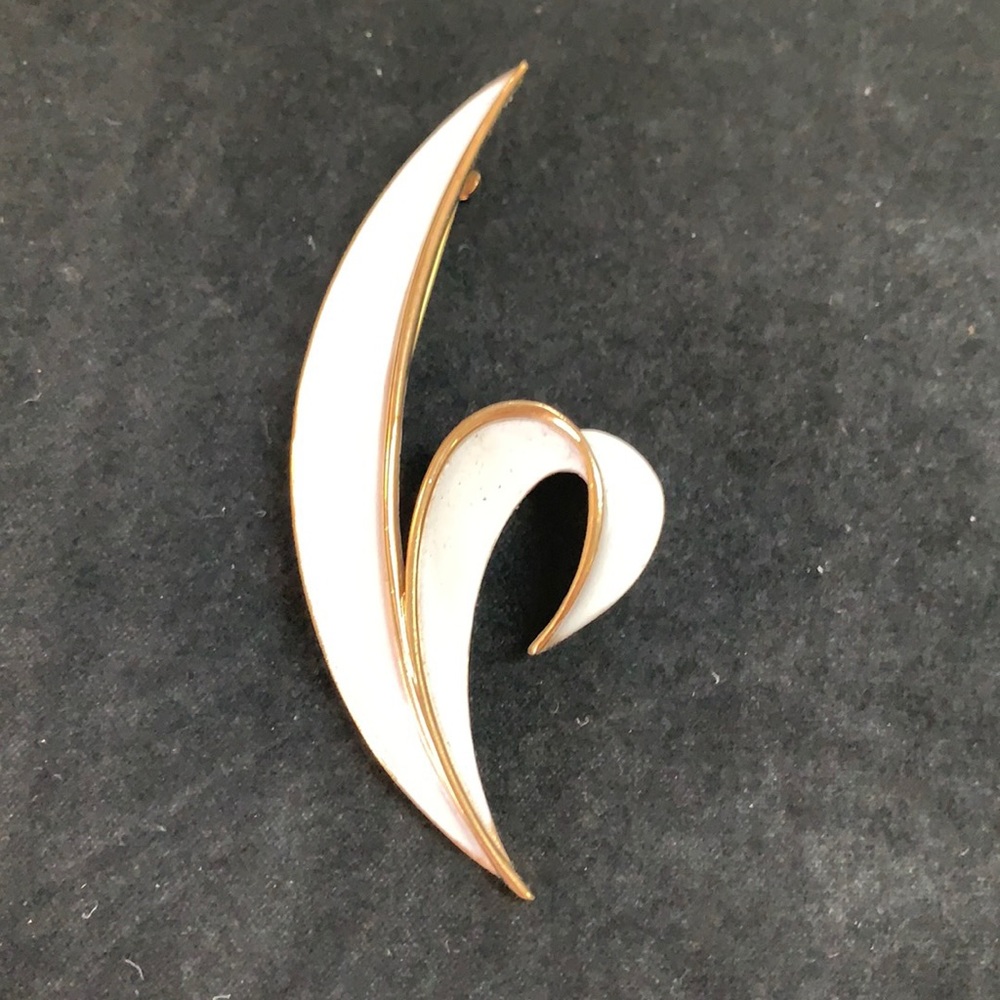 Trifari pin in white and gold